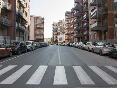 Riprendiamo ora via Giulio Petroni fino ad arrivare a un bivio: l�arteria si divide in due e ci porta sulla destra in via Ricchioni, anch�essa in salita, che dopo aver incrociato via Lembo prende il nome di via Campione